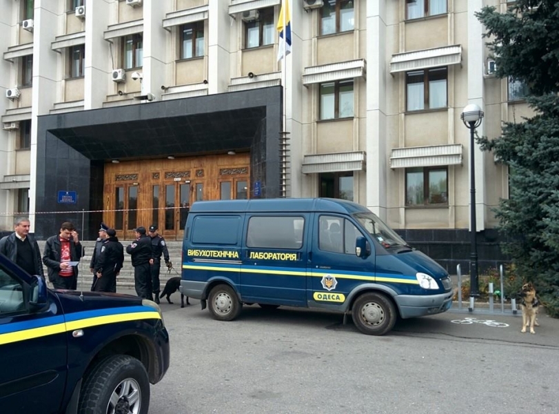 Милиция эвакуировала людей из здания Одесской облгосадминистрации (фото)
