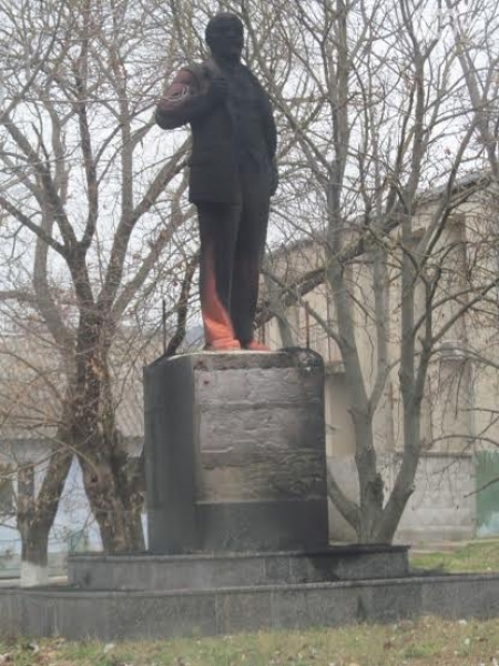 Неизвестные поджигают памятник Ленину в Ивановке Одесской области (фото)