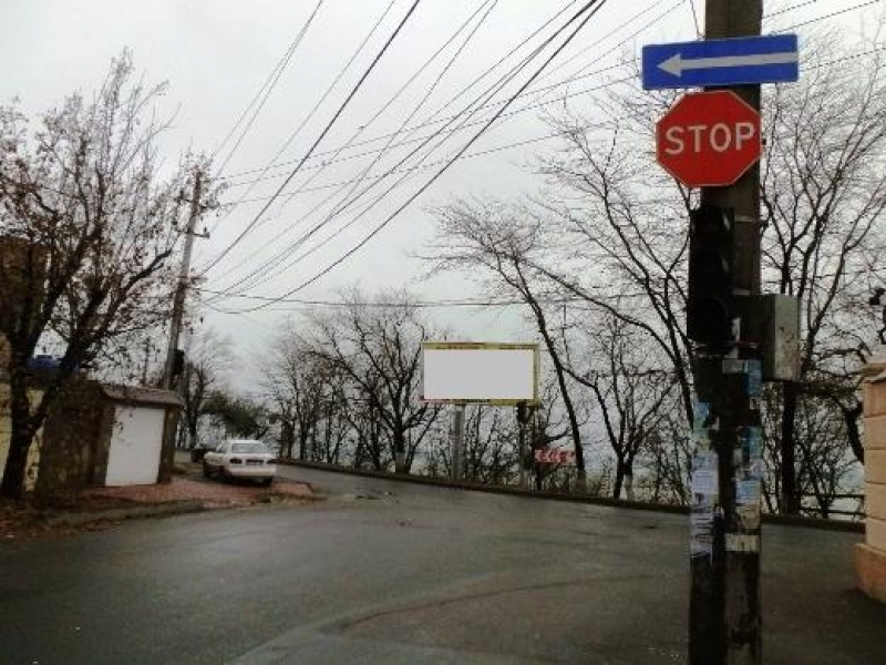 Новый светофор появился на углу улиц Львовской и Фонтанской дороги в Одессе