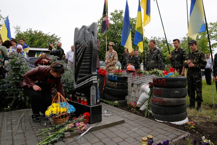 Двое подозреваемых в разрушении памятника Небесной сотне под Одессой сбежали