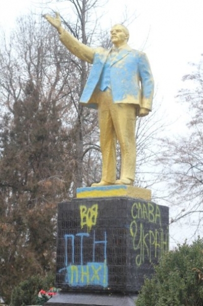 Памятник Ленину в Котовске Одесской области перекрашен в национальные цвета (фото)
