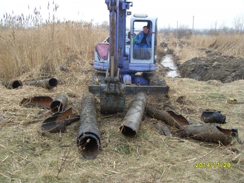Неизвестные снова пытались украсть трубы канализационного коллектора в Балте (фото)