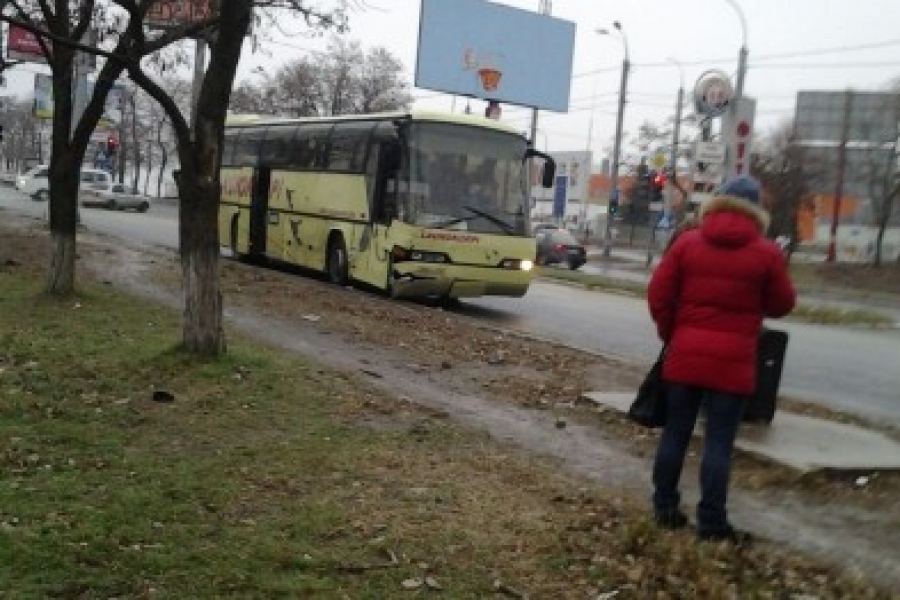 Автобус из Одессы врезался в блокпост в Донецкой области (фото)