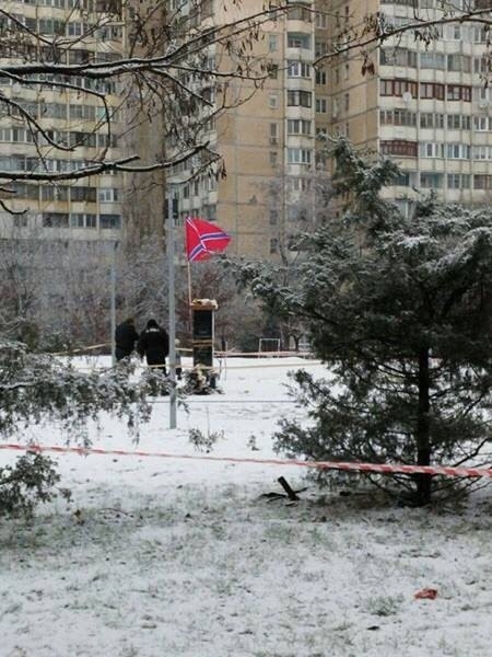 Неизвестные в Одессе водрузили флаг Новороссии на постамент, где располагался бюст маршала Жукова