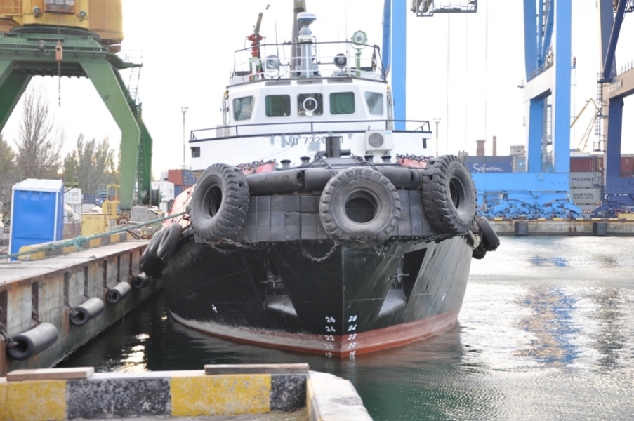 Одесские портовики преобразуют буксир Батумского порта в пожарное судно (фото)