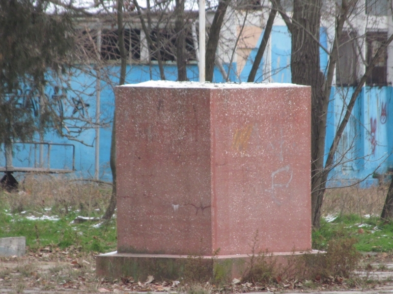 Вандалы похитили памятник Карлу Марксу в Одессе (фото)