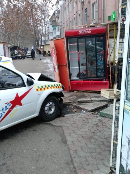 Водитель такси врезался в уличный холодильник с напитками в Одессе