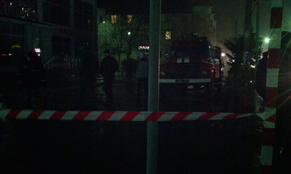 Спасатели вывели людей из горящего торгового центра под Одессой (фото)