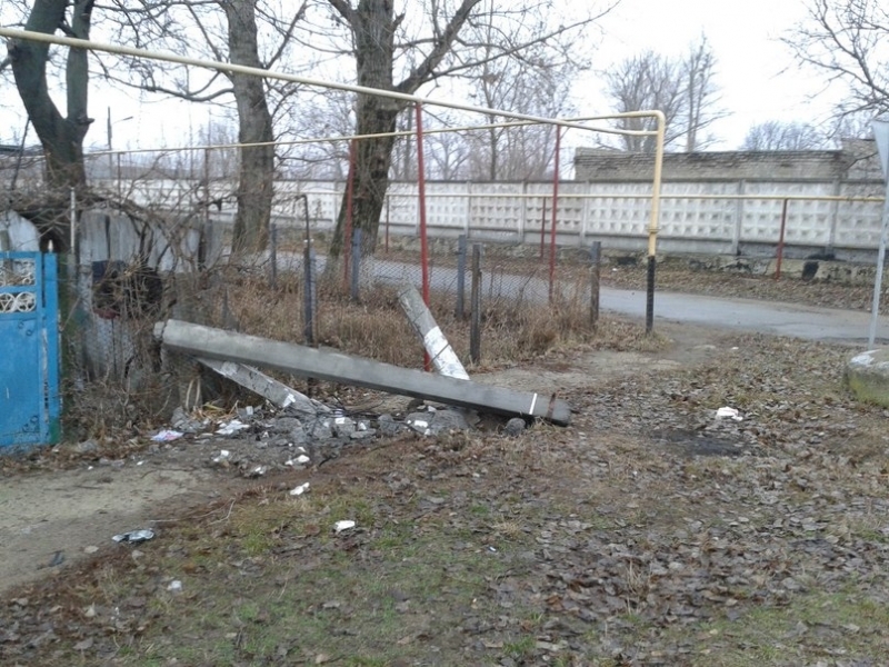 Жители райцентра на севере Одесской области остались без связи из-за сбитого столба