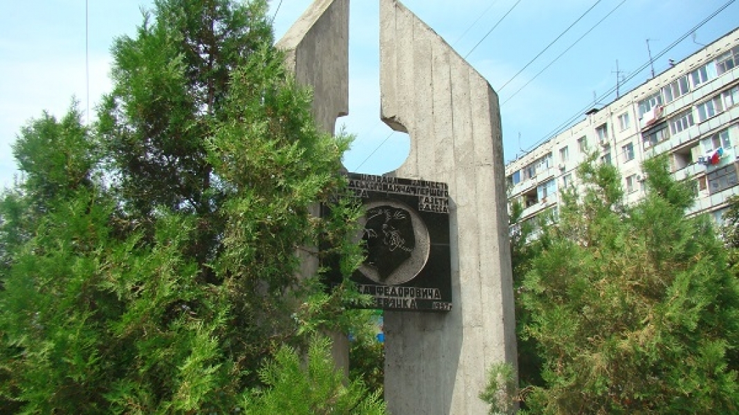 Памятный знак Борису Деревянко переезжает на одноименную площадь в Одессе (видео)