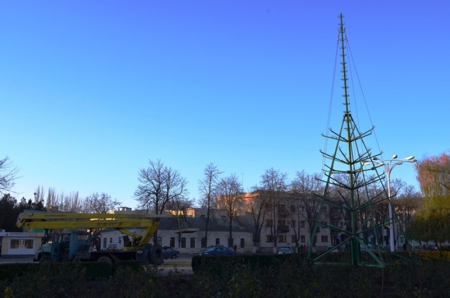 Коммунальщики приступили к монтажу главной елки Измаила Одесской области
