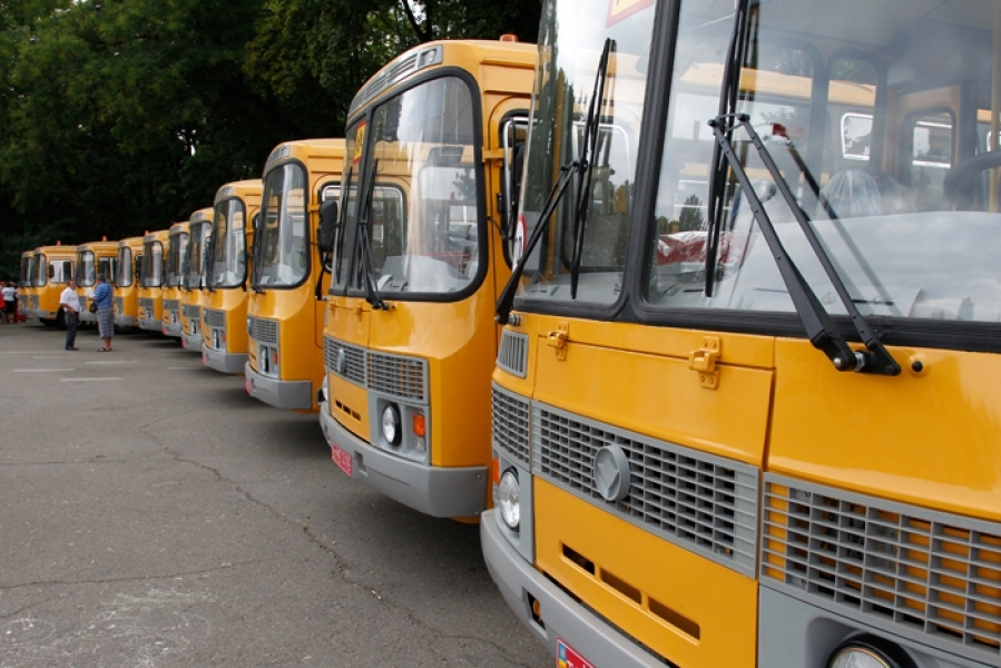 Одесская обладминистрация передала районам области более 40 школьных автобусов