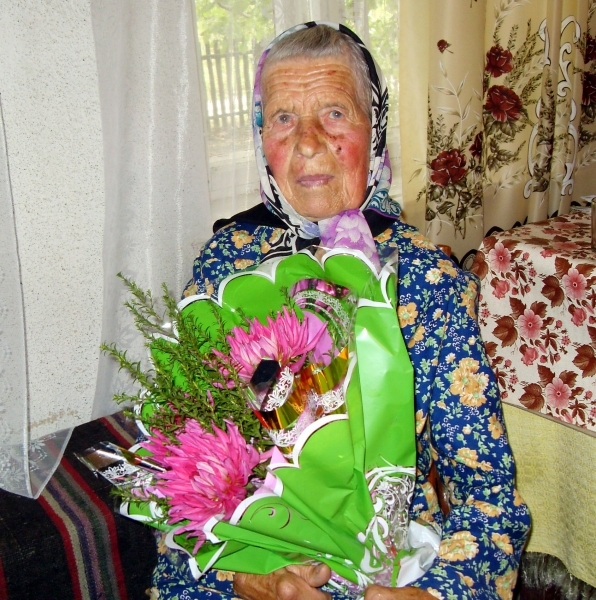 Жители села Мироны Балтского района Одесщины поздравили свою односельчанку с 90-летним юбилеем