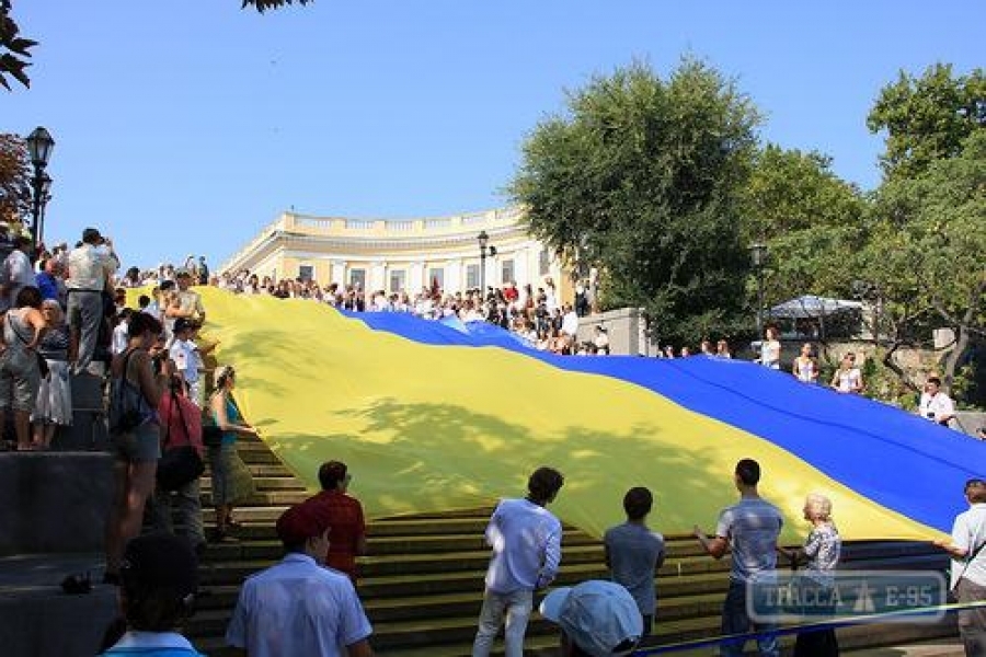 Одесситы развернули над Потемкинской лестницей гигантский флаг Украины 