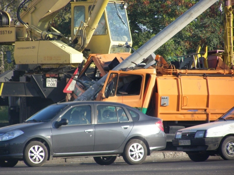 Мусоровоз снес бетонный столб в Одессе, из-за чего кабину машины разорвало на части