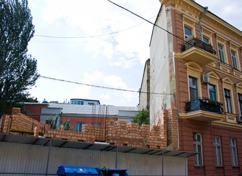 Строительство уничтожает легендарный Дом-стену в Воронцовском переулке Одессы
