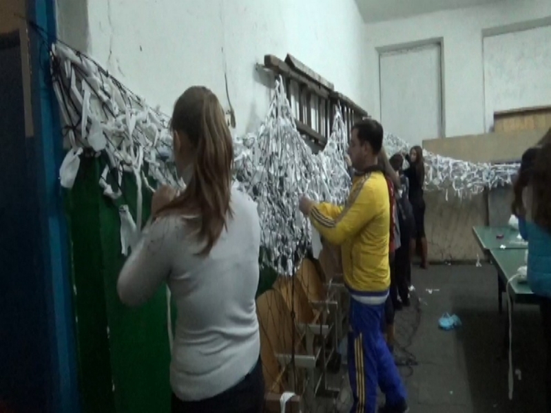 Воспитанники Ширяевской спортивной школы плетут маскировочные сети для бойцов АТО