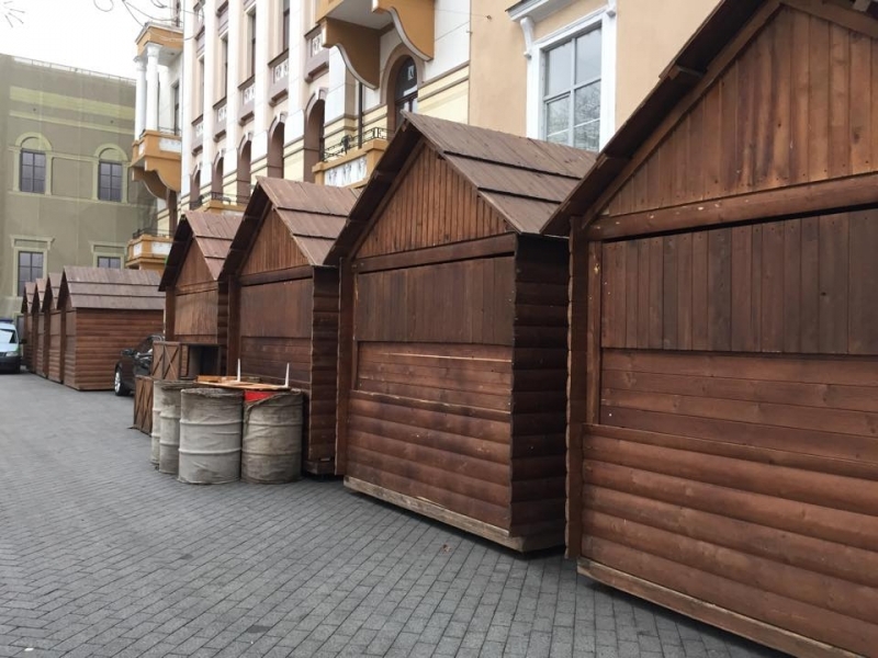 Рабочие собирают домики для ярмарки на Приморском бульваре в Одессе (фото)