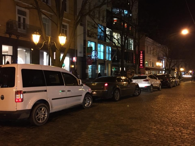 Одесские водители снова превращают Дерибасовскую в парковку (фото)