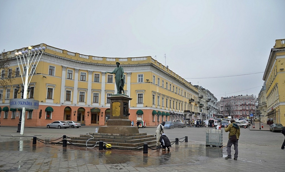 Власти Одессы установили ограждение из столбиков и небольших цепей у памятника Дюку (фото)
