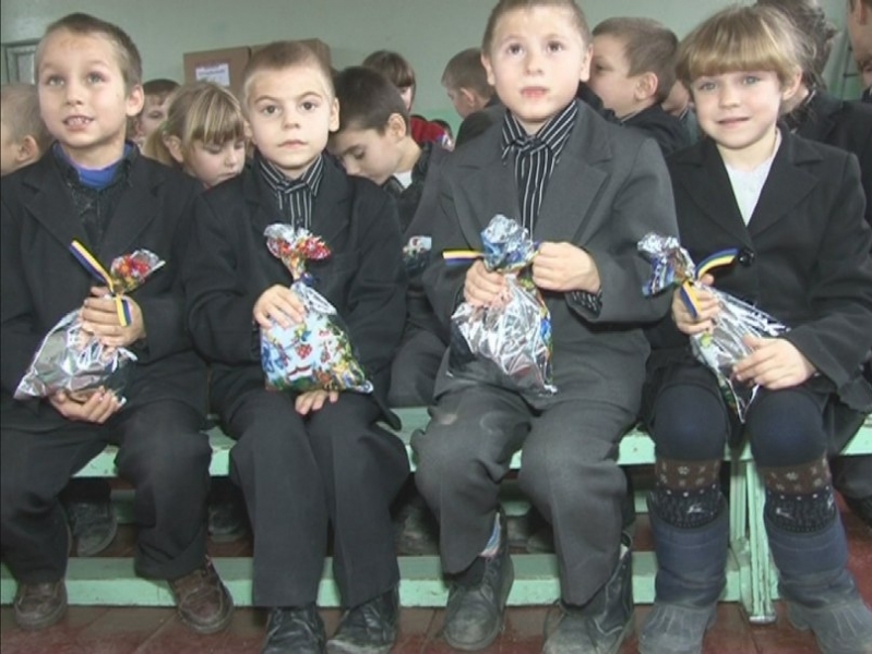 Фонд Фурсина поздравил детей из Троицкого интерната Любашевского района с днем Святого Николая