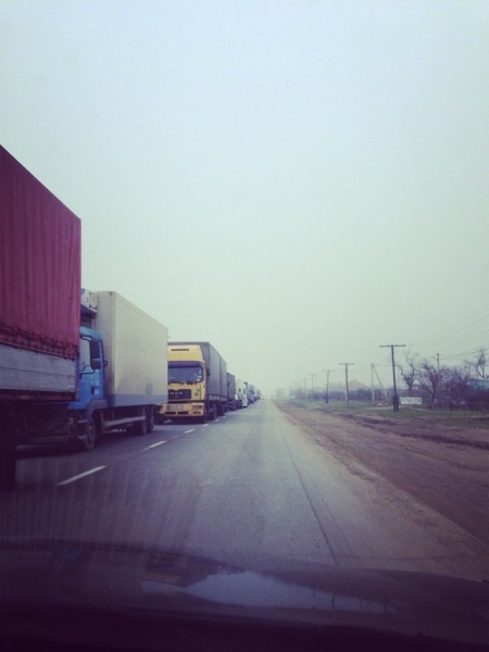 Масштабная пробка образовалась на трассе Одесса – Николаев из-за перекрытия дороги (фото)