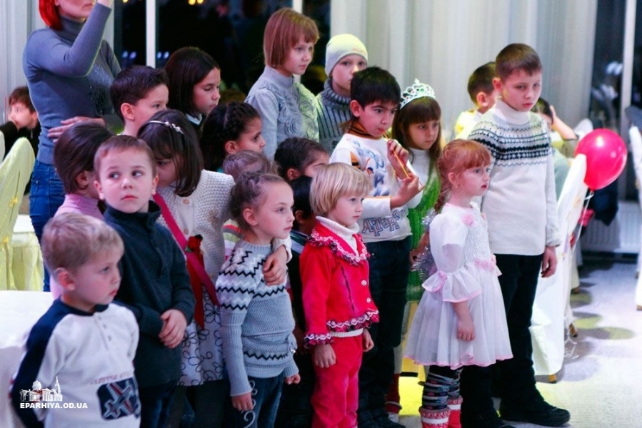 Одесская епархия организовала утренник для детей-переселенцев из зоны АТО (фото)