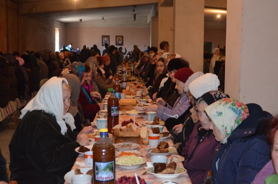 Прихожане измаильского монастыря накрыли праздничный стол на шестьсот человек