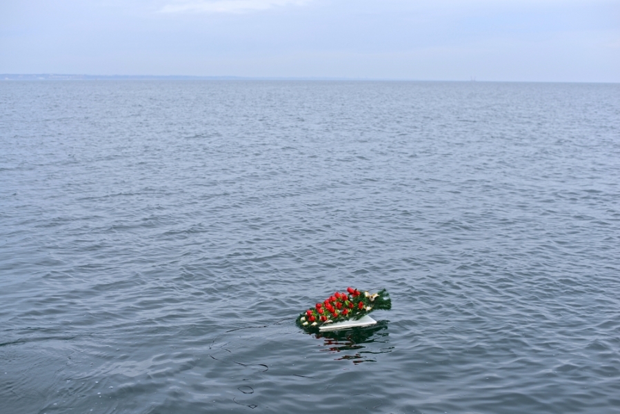 Ветераны-подводники в память о погибших моряках спустили на воду венок в Одесском заливе (фото)