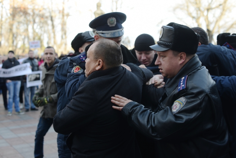 Активисты Евромайдана попытались засунуть в мусорный бак нескольких депутатов Одесского горсовета