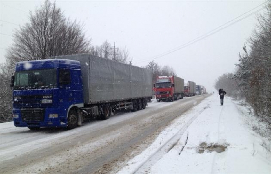 Мэрия запретила въезд фур в Одессу из-за снегопада
