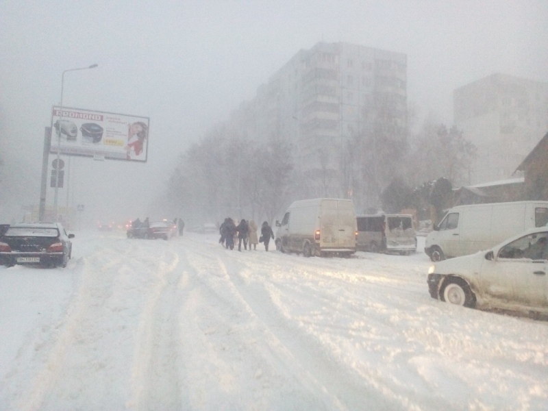 Снегопад парализовал движение автотранспорта на поселке Котовского в Одессе (фото)