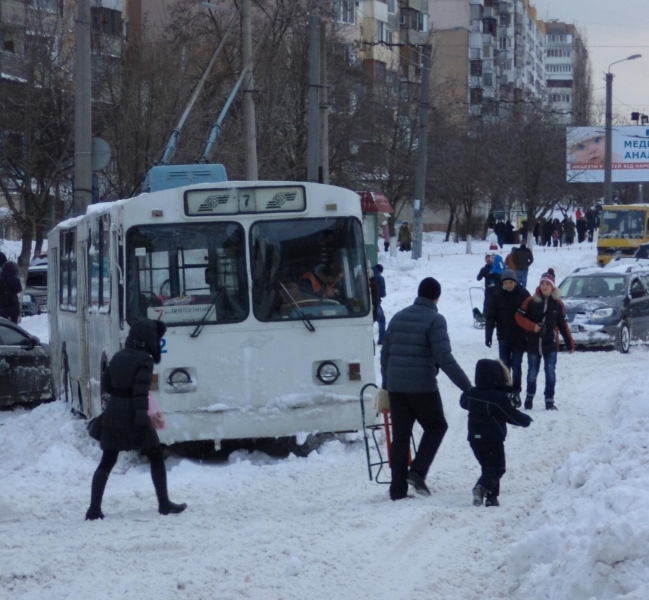 Утро после снежной бури. Утонувшие в снегу улицы и брошенные на дорогах троллейбусы и маршрутки ФОТО