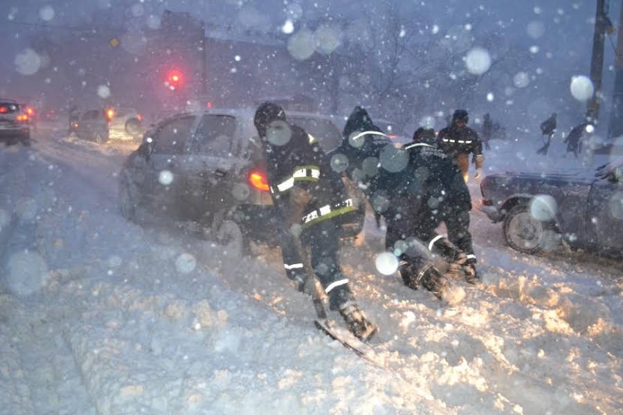 Спасатели извлекли из сугробов более 700 автомобилей на дорогах Одесской области (фото)