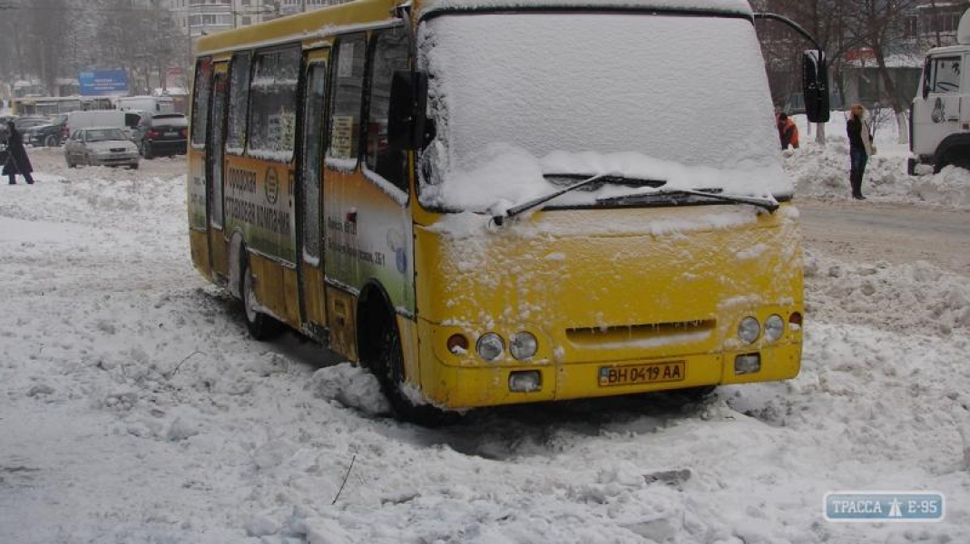 Водитель микроавтобуса во время снежной бури замерз насмерть на трассе Одесса-Николаев