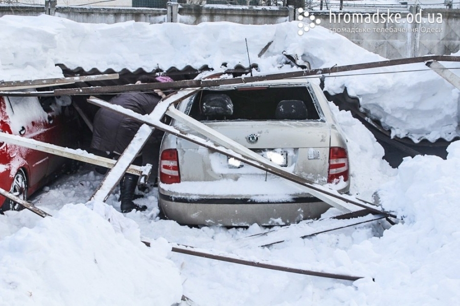 Около 50 машин пострадало из-за обрушения крыши на стоянке в Одессе (фото)