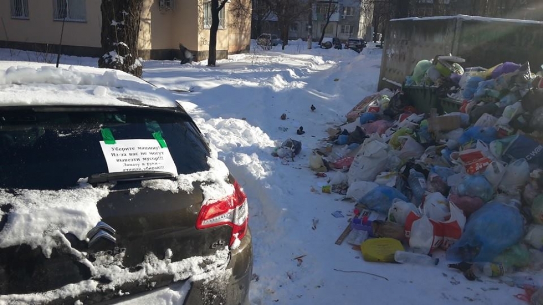 Огромные кучи мусора скапливаются в одесских дворах. Мусоровозы не могут пробиться к бакам (фото)