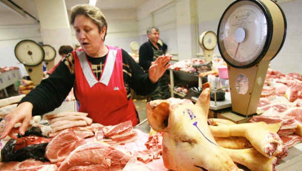 Рада отложила введение запрета на торговлю мясомолочными продуктами частного производства на рынках