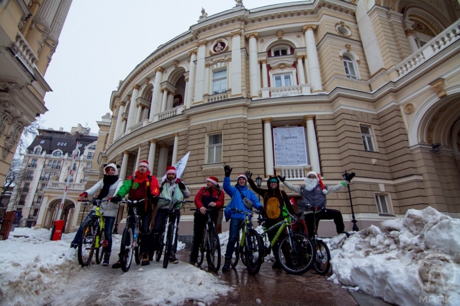 Одесские велосипедисты раздали детям 20 мешков подарков