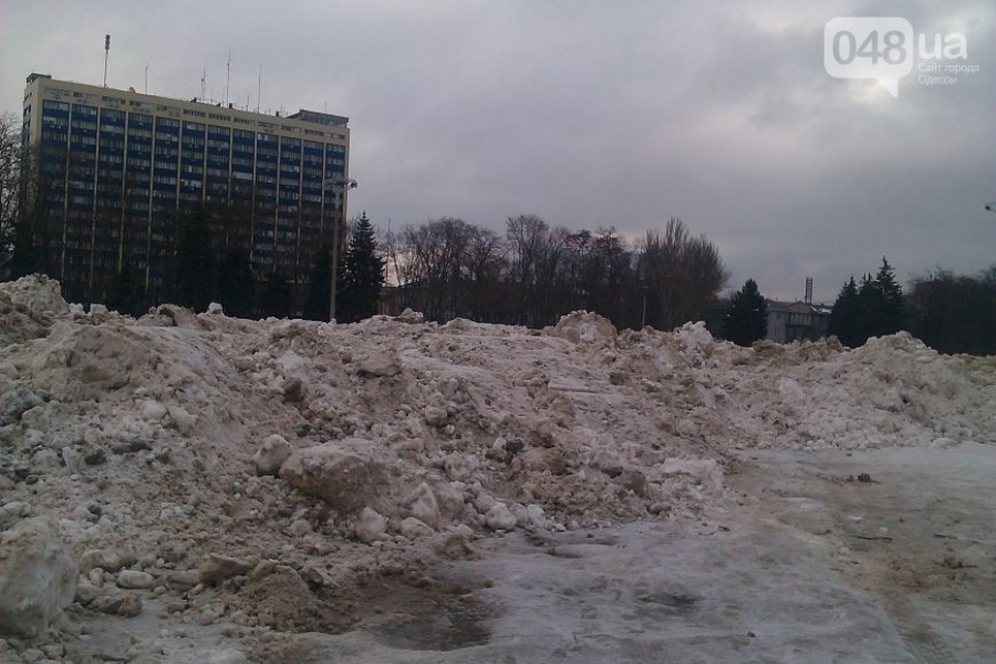 Одесские коммунальщики превращают Куликово поле в снежную свалку