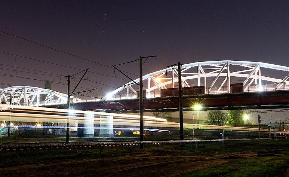 Одесские железнодорожники устанавливают на Горбатом мосту новое экономное освещение