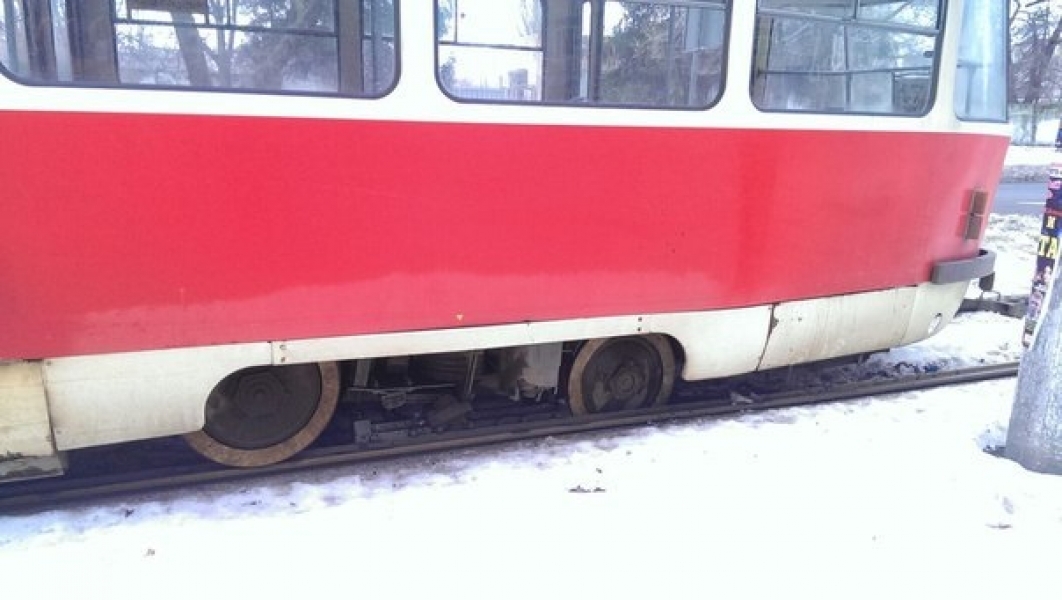 Трамвай с пассажирами сошел с рельсов на Фонтане в Одессе (фото)