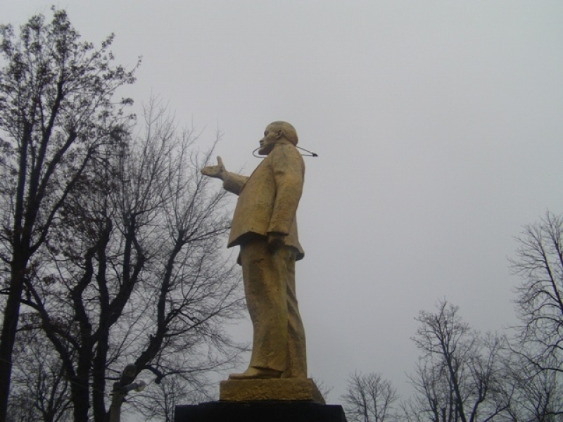 Жители Котовска обнаружили в городском парке Ленина с петлей на шее (фото)