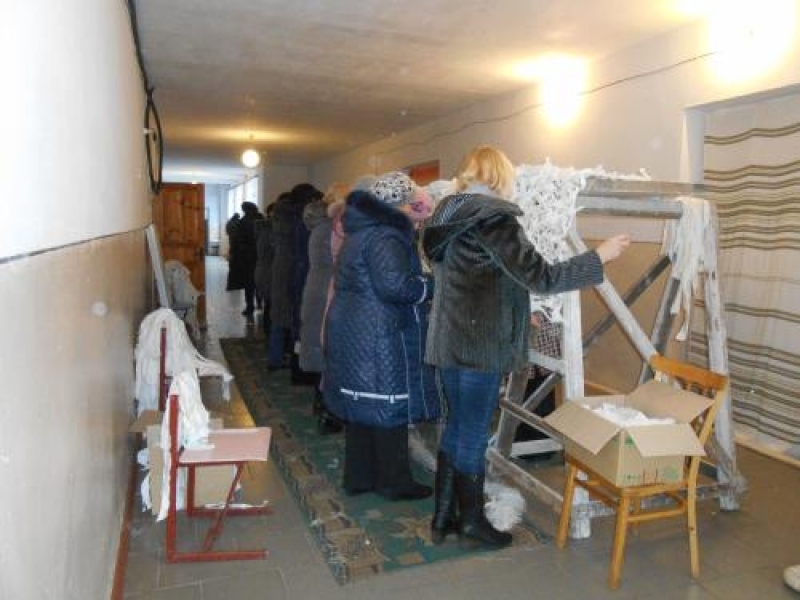 Волонтеры города на севере области изготовляют сотни квадратных метров маскировочных сетей