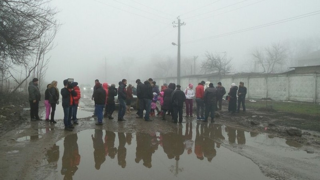 Жители Кривой Балки в Одессе перекрыли дорогу, требуя начать ремонт (фото)