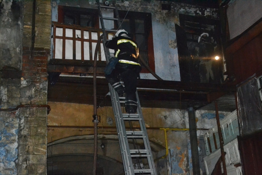 Одесские спасатели потушили масштабный пожар в 
