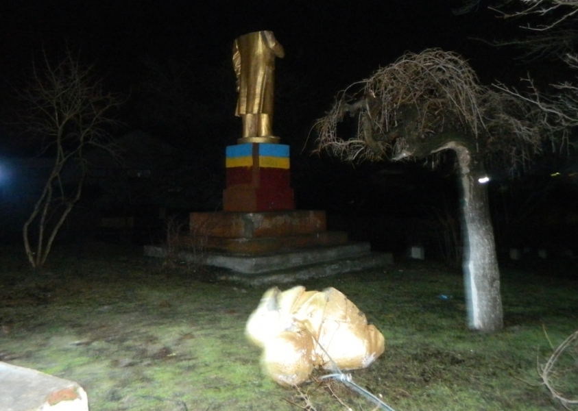Неизвестные уничтожили очередной памятник Ленину в Одесской области