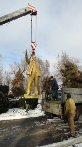 Рабочие демонтировали памятник Ленину в Котовске