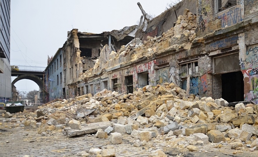 Заброшенное здание обрушилось в центре Одессы (фото)