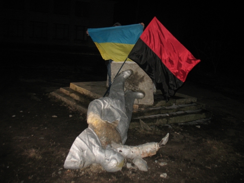 Еще один памятник Ленину упал в Одесской области
